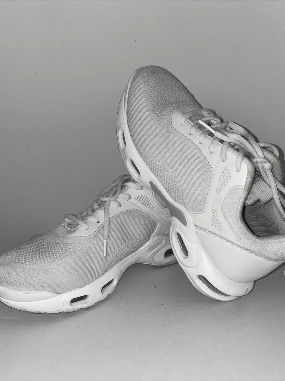Kapsen Mens Lightweight Breathable Athletic Sneakers - White. Mesh. Size 8.5.